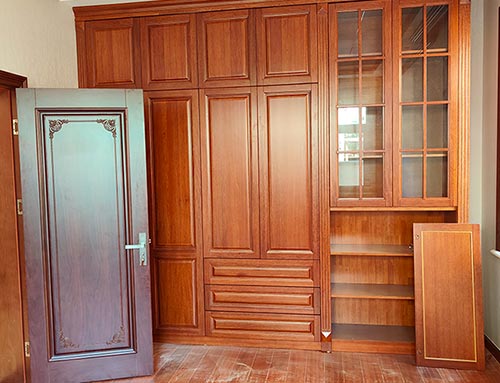南明中式家庭装修里定制的实木衣柜效果图